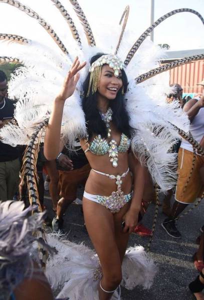 Supermodel Chanel Iman in Bikini Images