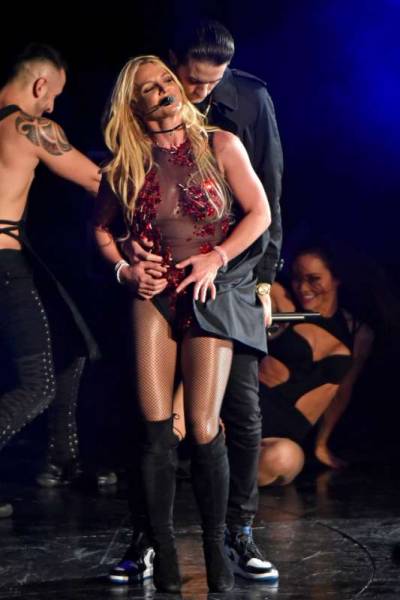 Britney Snuggled Up To One Of Her Dancer’s On Stage 4