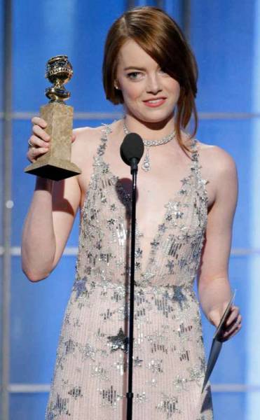 Emotional Emma Stone Dedicates Best Actress Win