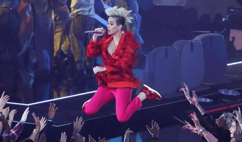 Katy Perry Wears A Stella McCartney Red Fringe Blazer And Sequined Sneakers At The 2017 IHeartRadio Music Awards