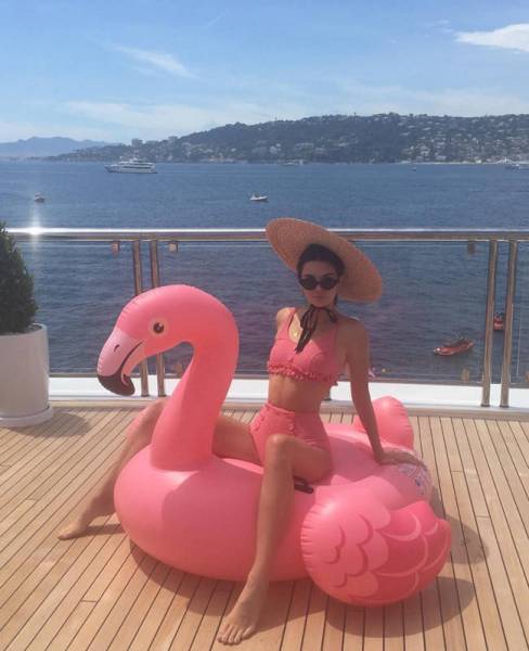 Instagram Pose Kendall Float