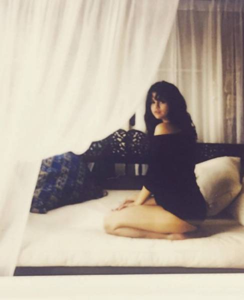 Instagram Pose Selena