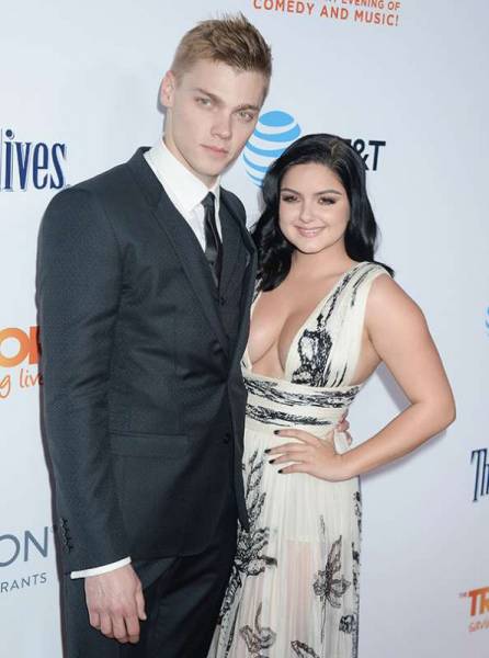Ariel Winter Levi Meaden Cleavage Flaunt Carpet Rex Ftr