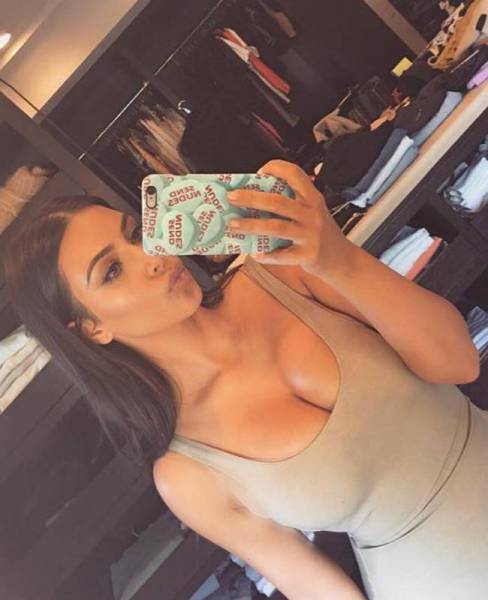 Instagram Pose Kim Kardashian