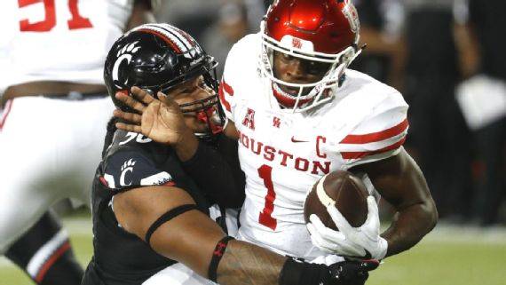 Houston survives sloppiness, Cincinnati to keep playoff hopes alive