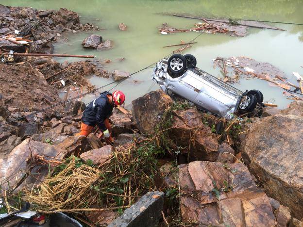 Rescuers pull 15 out from China landslide, 32 missing