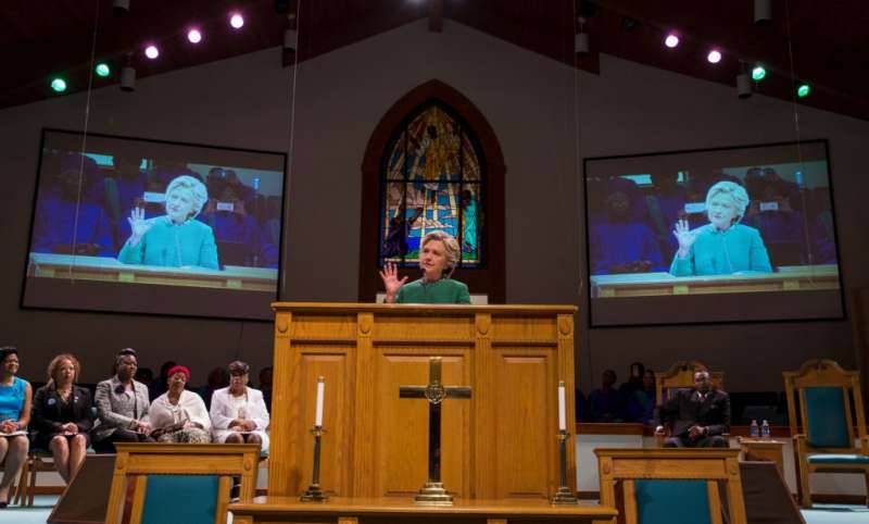 Hillary Clinton Presses Her Advantage Over a Struggling Donald Trump