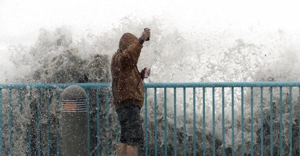 Hurricane Matthew batters Florida’s northeast coast