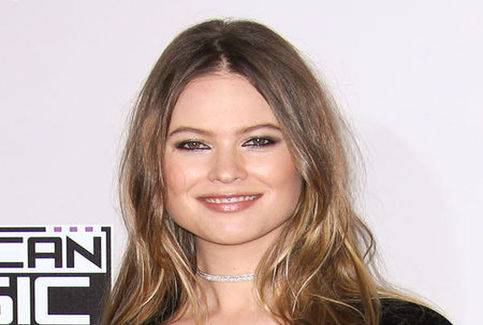 Behati Prinsloo Hits the 2016 AMAs 8 Weeks After Giving Birth