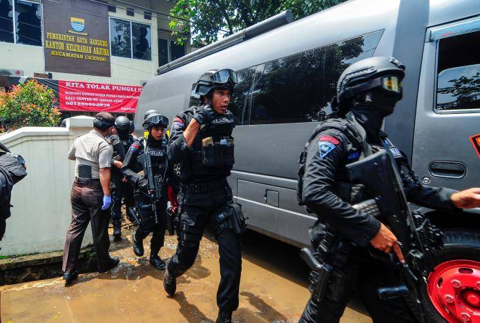 Indonesian police kill bomber, investigate for link to IS sympathizers