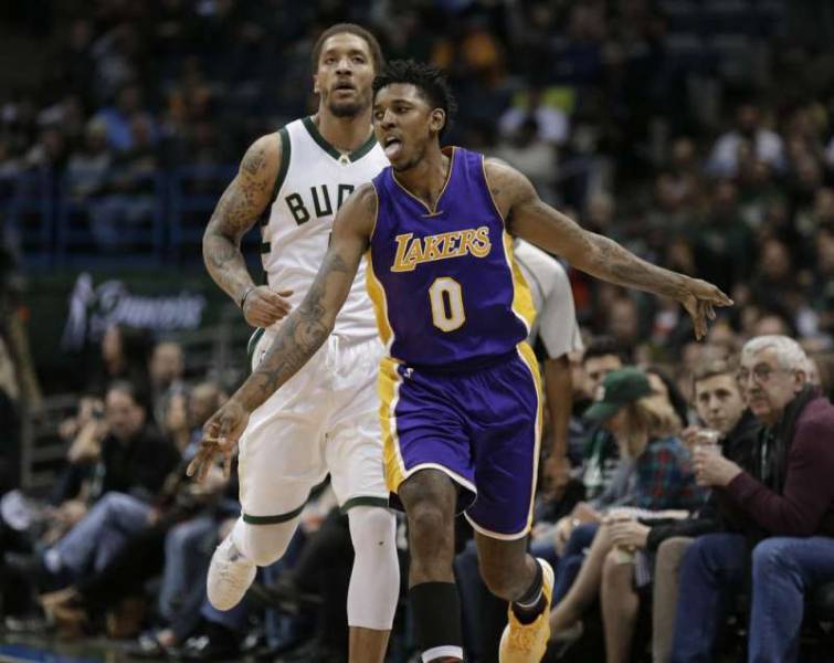 Lakers survive late Bucks rally to win 122-114