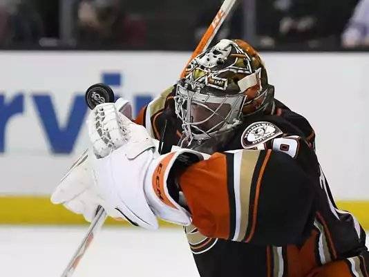 Manson scores lone goal as Gibson, Ducks shut out Kings 1-0