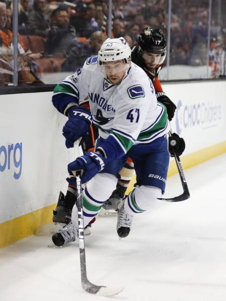 Bachman makes 43 saves to help Canucks beat Ducks 2-1