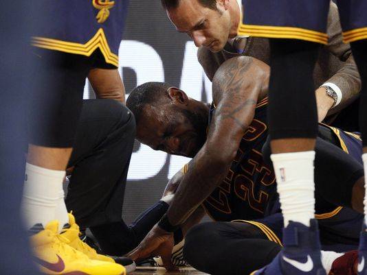 LeBron leaves game early as Spurs dismantle Cavs