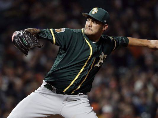 Manaea matches zeros with Cueto before Giants beat A’s 3-0