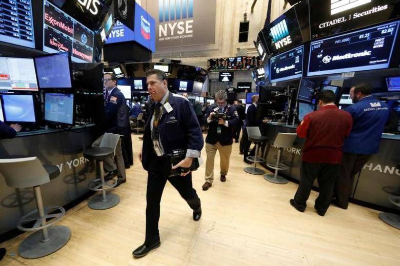 Oil prices slump amid ample supply, gold falls