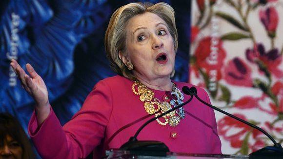 Photo captures Hillary Clinton reading about Pence emails