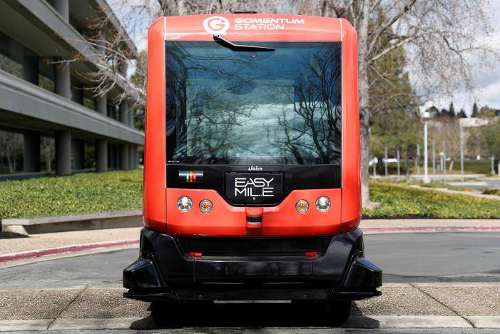 Self Driving Bus With No Back Up Driver Nears California Street