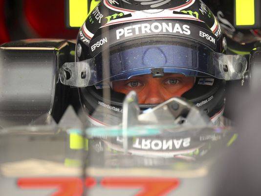 Hamilton captures 6th pole at Chinese GP with record time