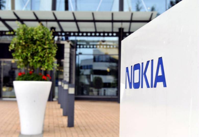Nokia reports slowing sales decline as network market recovers