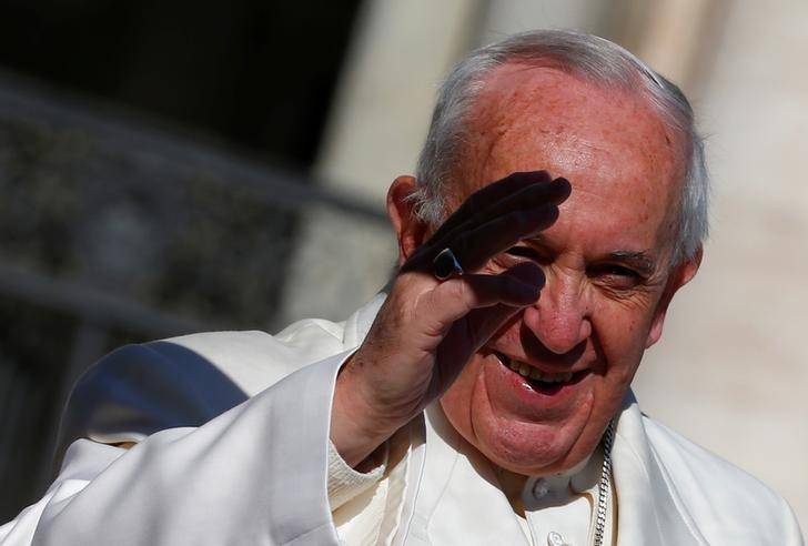 Pope Francis arrives in Cairo seeking to mend ties with Islam