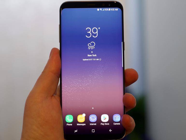 Samsung takes smartphone top spot from Apple in Q1