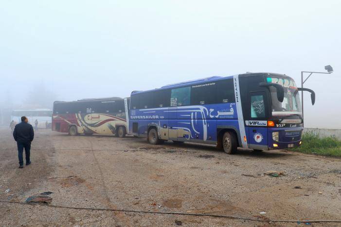 Syrians stuck in and near Aleppo as evacuation deal halts