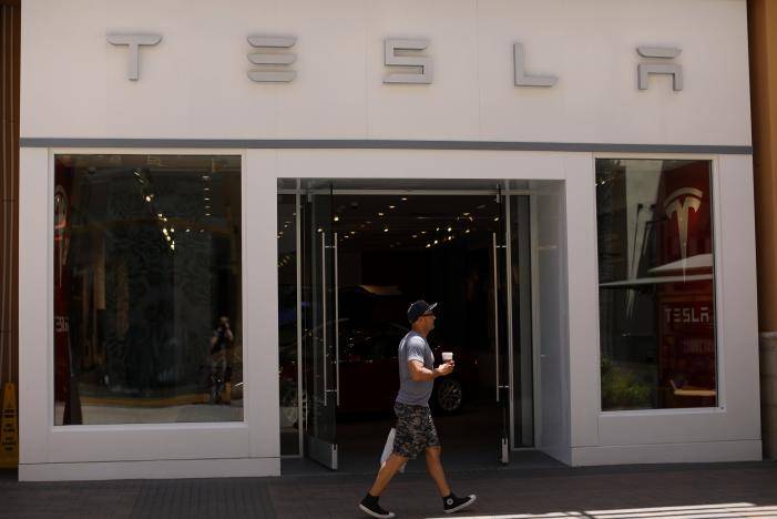 Tesla says it will stop selling solar door-to-door
