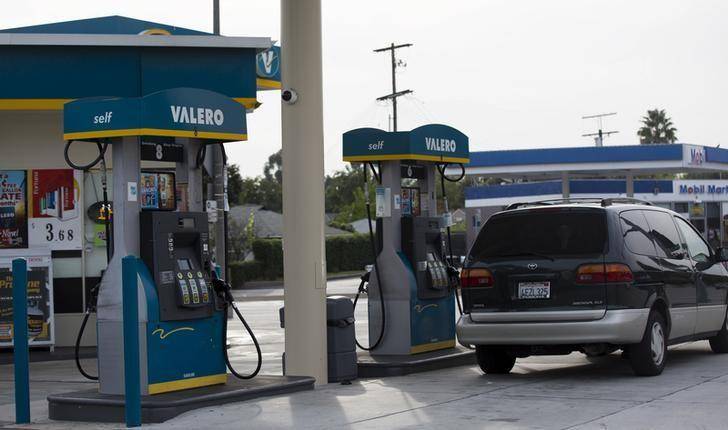 U.S. refiners bet on strong exports to balance market