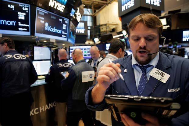 Wall Street slips on weak GDP data, but indexes rise in April