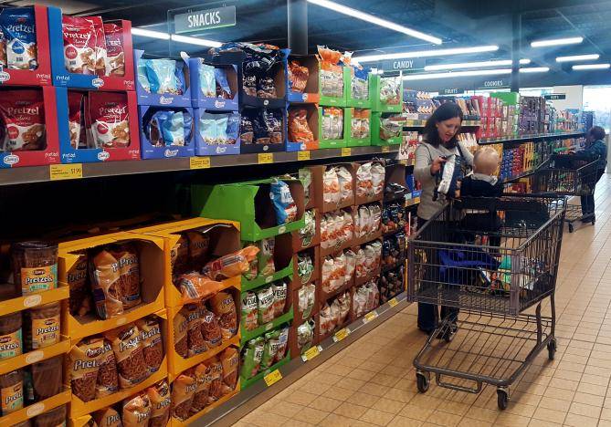 Aldi raises stakes in U.S. price war with Wal-Mart