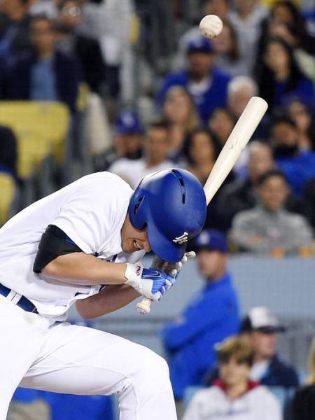 Barnes doubles in Stripling in 10th, Dodgers beat Pirates