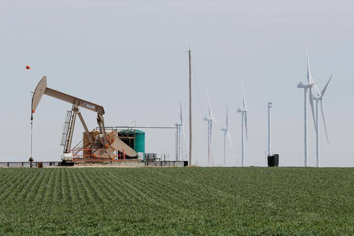 Brimming U.S. oil storage tanks to feel OPEC cuts last