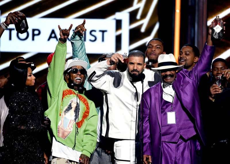Drake Makes History at 2017 Billboard Music Awards, Lets ”Love of His Life” Nicki Minaj Steal the Show
