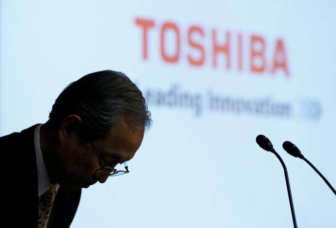 Japan urges Toshiba, Western Digital to get along as chip spat flares
