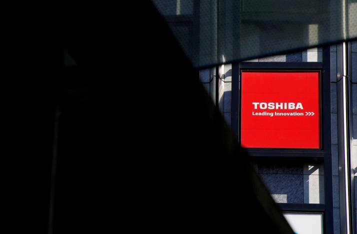 Most Japan firms favor cautious approach to any Toshiba delisting