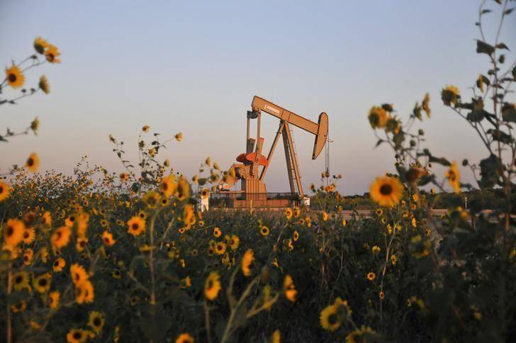 Oil gives up earlier gains as rising US output, China concerns weigh