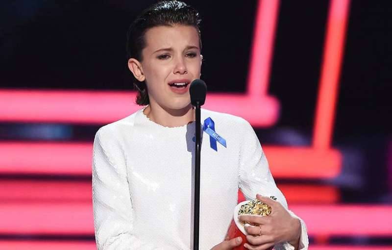 Stranger Things Millie Bobby Brown Breaks Down While Accepting Best Actor in a Show Award at 2017 MTV Movie & TV Awards