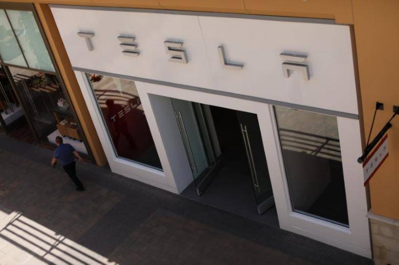 Tesla starts taking orders for premium solar roofs