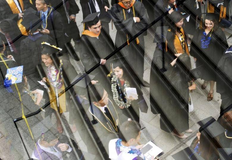 Trump to offer exclusive contract to service U.S. student loans