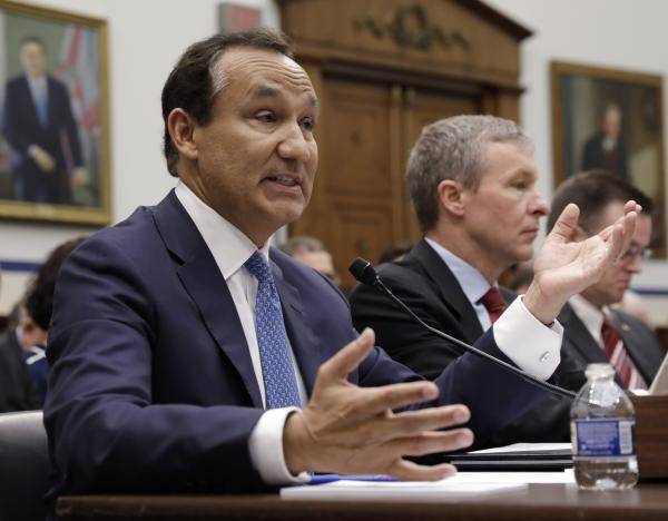 U.S. lawmakers grill airline executives after customer disasters