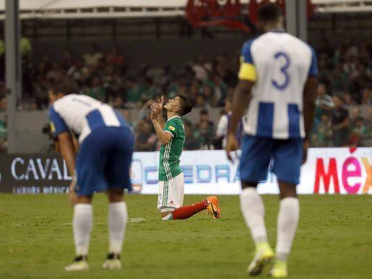 Mexico beats Honduras 3-0, closes in on World Cup berth