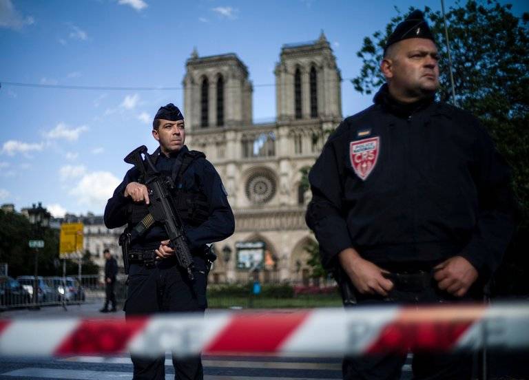Police Shoot Attacker Outside Notre-Dame Cathedral in Paris