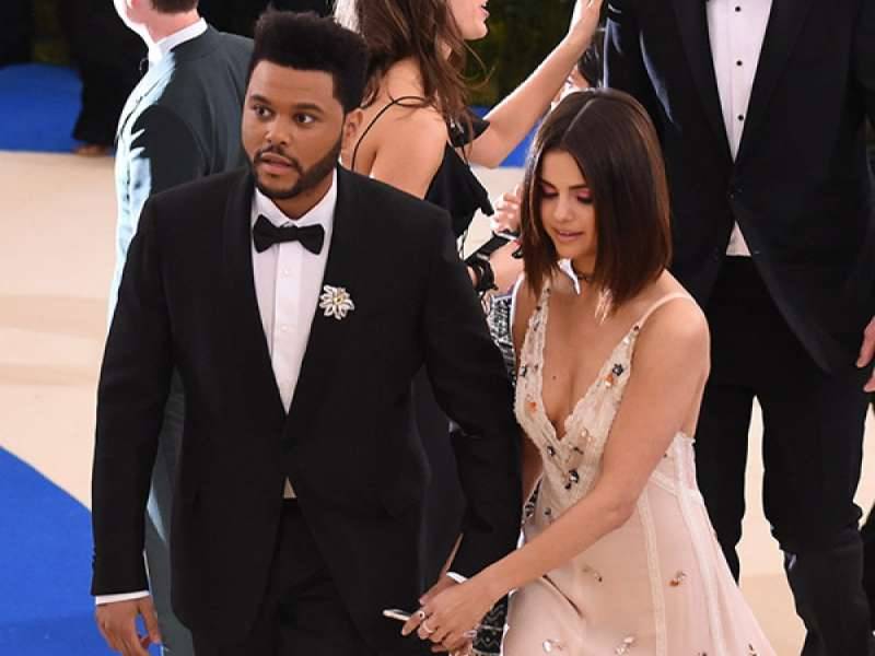 Selena Gomez Flaunts Abs In Sexy Outfit As She Jets Out To Reunite With The Weeknd