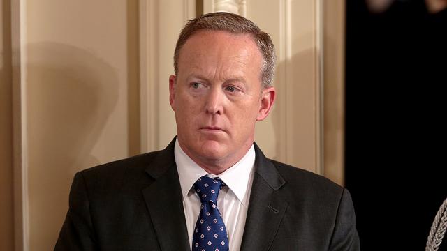 Spicer allows photographs at off-camera White House briefing