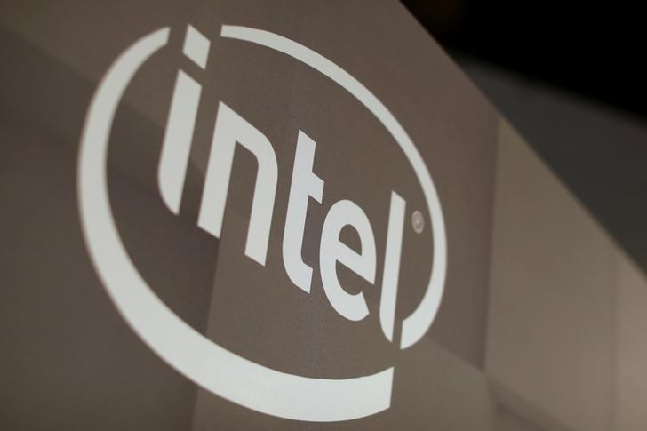 Intel rolls out new chips in battle for data center business