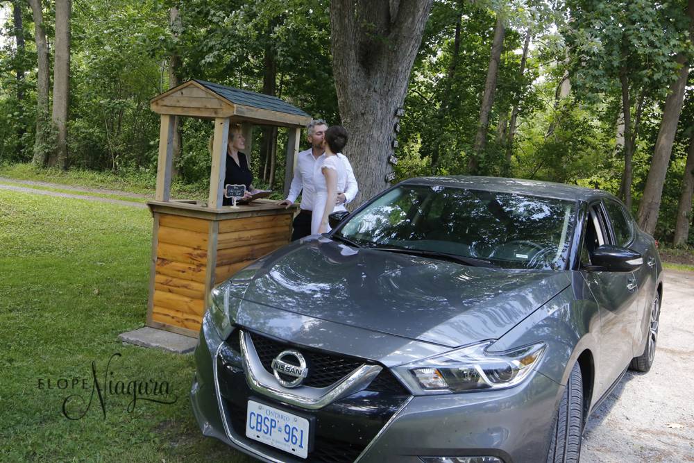 Niagara Falls wedding chapel offers drive-thru for Canadians in love