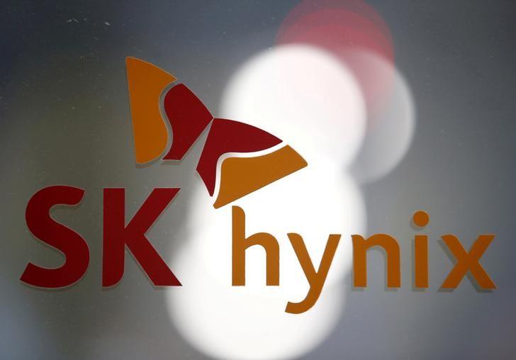 SK Hynix CEO’s stake stand off muddies Toshiba chip sale
