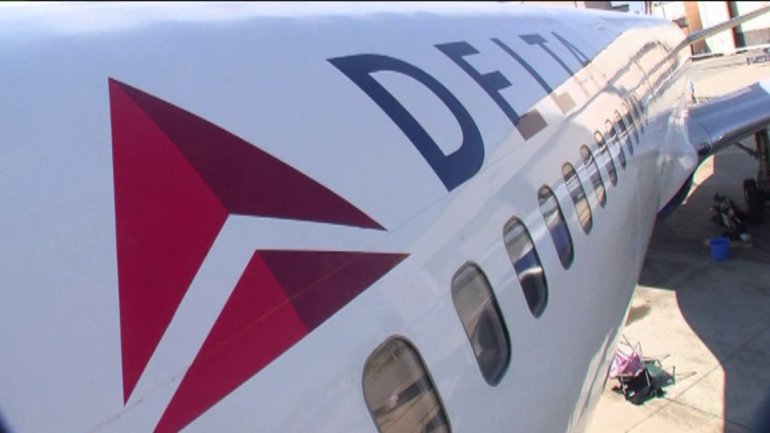 Three injured on Delta flight after passenger tries to enter cockpit