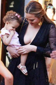 Chrissy Teigen Pics